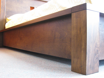 Boxwood Bed - footboard detail